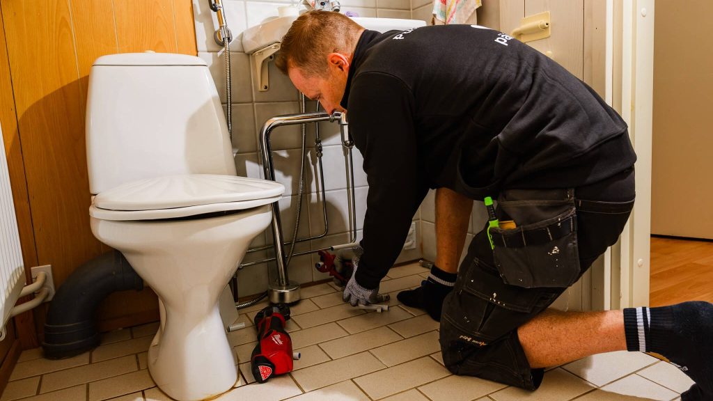 Omakotitalon viemäri tukossa? Näin saat sen avattua